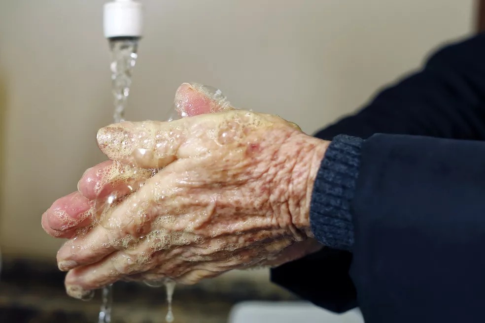 Lavar as mãos com água e sabão é a melhor maneira para prevenir o coronavírus — Foto: Carlos Poly Lavar as mãos com água e sabão é a melhor maneira para prevenir o coronavírus — Foto: Carlos Poly