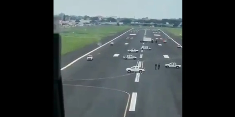 Carros estacionam em pista para impedir aterrissagem de avião; Assista