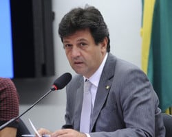 Ministro diz que casos de coronavírus no Brasil deve disparar em abril