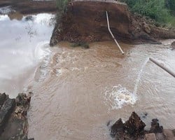 Forte chuva provoca rompimento da parede de barragem e desabriga famílias 