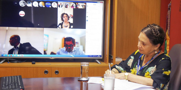Regina Duarte faz reunião online com secretários estaduais de Cultura