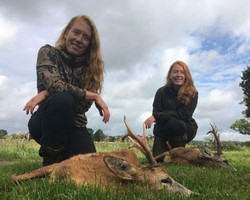 Gêmeas caçadoras causam revolta na web e são ameaçadas de morte; fotos