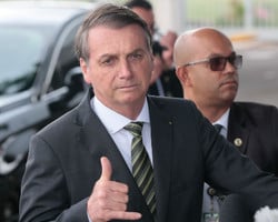 “Brasileiro pula em esgoto e nada acontece”, diz Bolsonaro sobre Covid