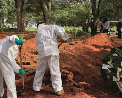 Coronavírus: Em 1 dia, cemitério enterra 19 infectados ou com suspeita