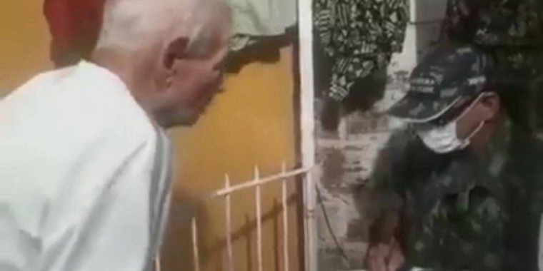 Filho se passa por soldado para manter pai idoso dentro de casa; vídeo