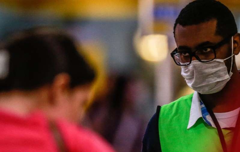 Funcionário usa máscara no Aeroporto de Cumbica, em Guarulhos