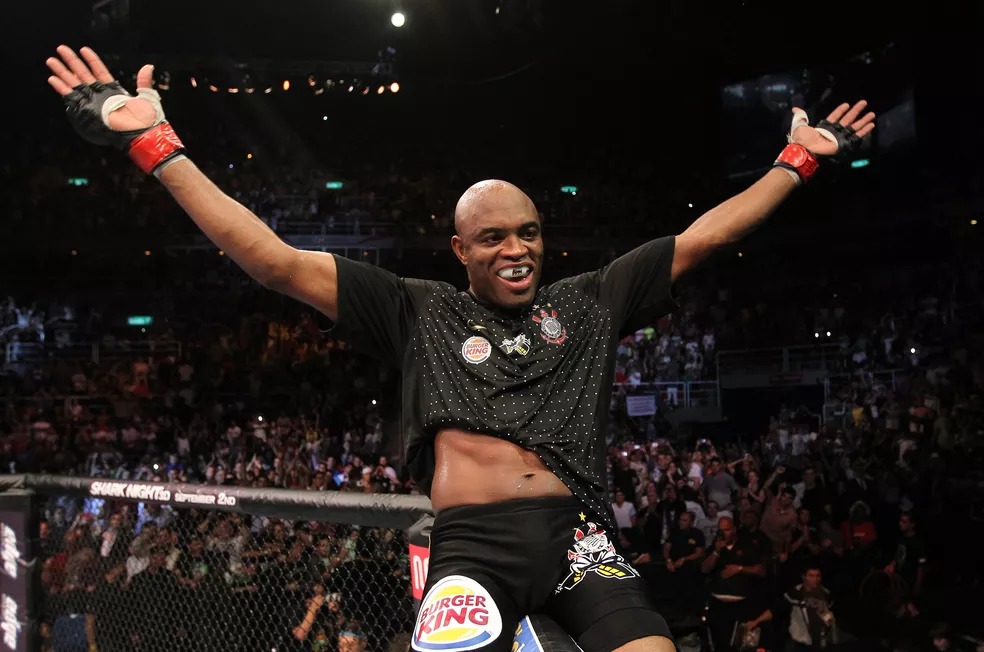 Anderson Silva na vitória contra Yushin Okami, no UFC 134, no Rio de Janeiro — Foto: Al Bello/Zuffa LLC/Zuffa LLC Anderson Silva na vitória contra Yushin Okami, no UFC 134, no Rio de Janeiro — Foto: Al Bello/Zuffa LLC/Zuffa LLC