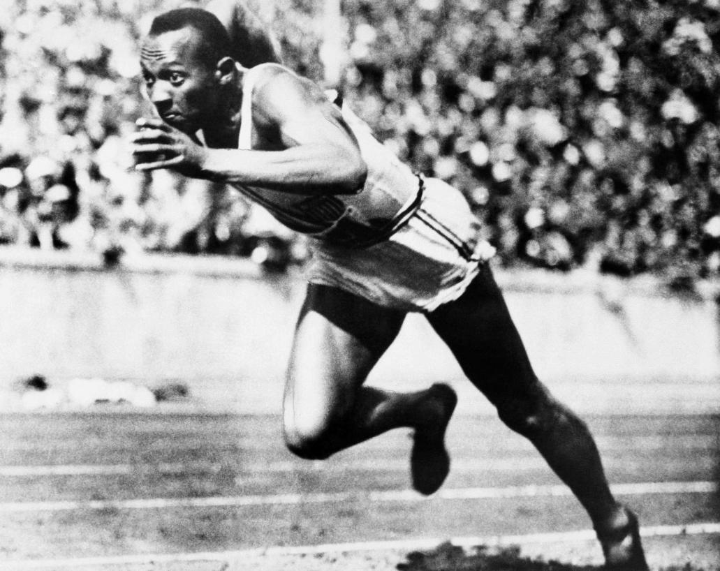 Recordista olímpico, Jesse Owens sofreu ira de Hitler e ...