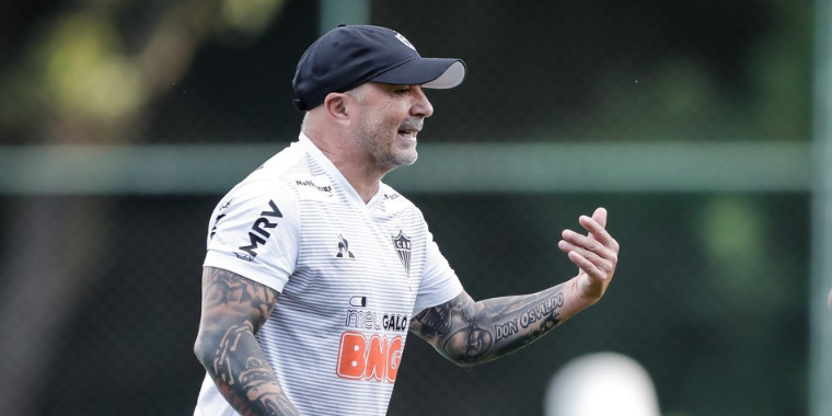 Irregularidade defensiva é um desafio para Sampaoli