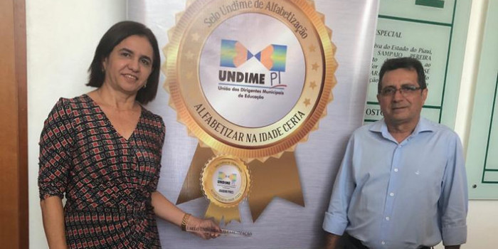 Prefeito Genival Bezerra e primeira-dama participam da entrega do Selo Undime de Alfabetização