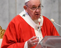 Papa homenageia padres que morreram consolando doentes da Covid-19