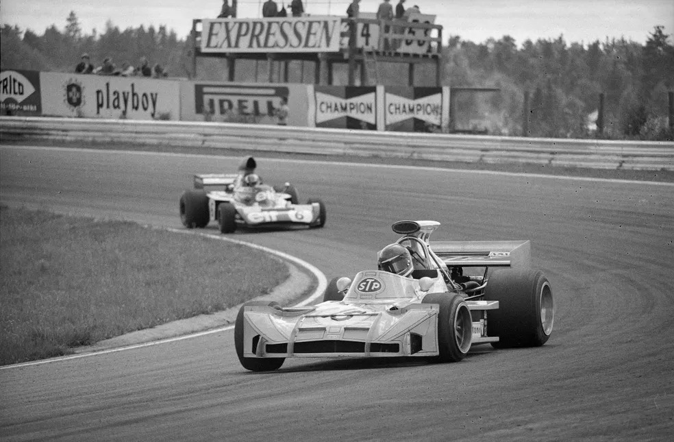 Mike Beuttler à frente de François Cevert durante a temporada de 1973 — Foto: Getty Images
