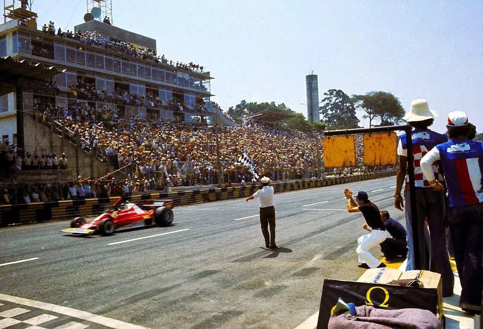 Reutemann recebe a bandeirada para vencer em Interlagos, em 1977 — Foto: Getty Images Reutemann recebe a bandeirada para vencer em Interlagos, em 1977 — Foto: Getty Images