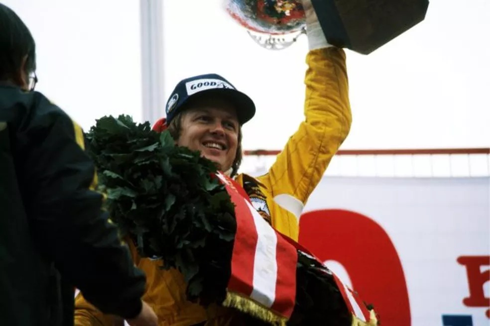 Ronnie Peterson ergue o troféu de sua última vitória na Fórmula 1 — Foto: Reprodução Ronnie Peterson ergue o troféu de sua última vitória na Fórmula 1 — Foto: Reprodução