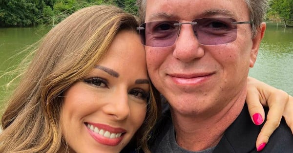 Boninho e Ana Furtado aparecem dançando juntos e trocam beijos