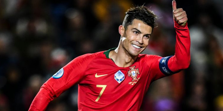 Cristiano Ronaldo aluga estádio e até goleiro