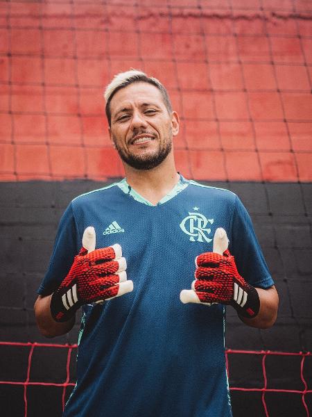Flamengo divulga venda online do novo uniforme de goleiros