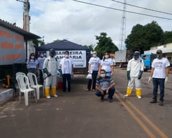A Prefeitura de Coivaras monta barreira sanitária para conscientizar, higienizar veículos e entregar máscara aos que entram na cidade