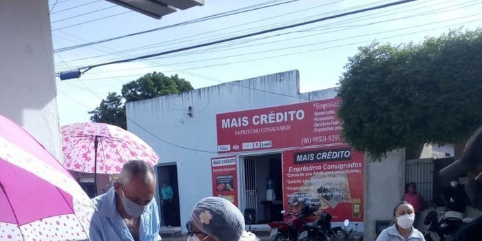 Prefeito faz distribuição de máscaras e apela para quem for sair de casa que use as mesmas