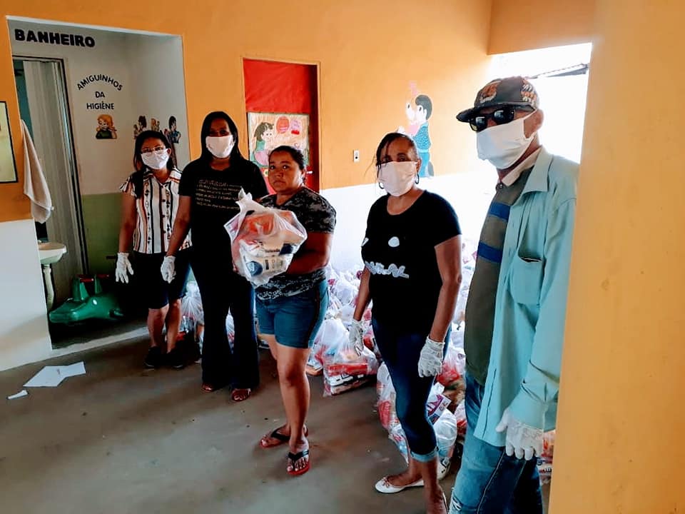 Prefeitura realiza entrega de cestas de alimentos para famílias em Santo Inácio  - Imagem 8