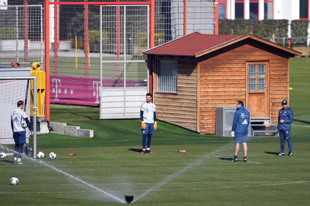 Neuer, Ulreich, Früchtl e preparador de goleiros na retomada de atividades do Bayern de Munique em seu centro de treinamento — Foto: REUTERS/Andreas Gebert Neuer, Ulreich, Früchtl e preparador de goleiros na retomada de atividades do Bayern de Munique em seu centro de treinamento — Foto: REUTERS/Andreas Gebert