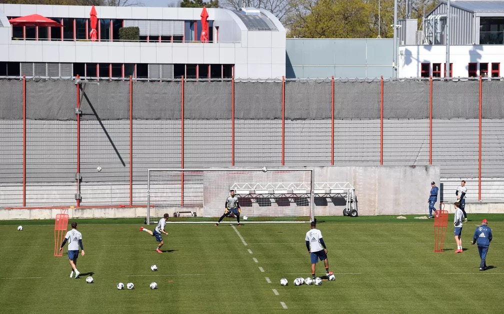 Jogadores fazem atividades com bola na retomada do Bayern de Munique em seu Centro de Treinamento — Foto: REUTERS/Andreas Gebert Jogadores fazem atividades com bola na retomada do Bayern de Munique em seu Centro de Treinamento — Foto: REUTERS/Andreas Gebert