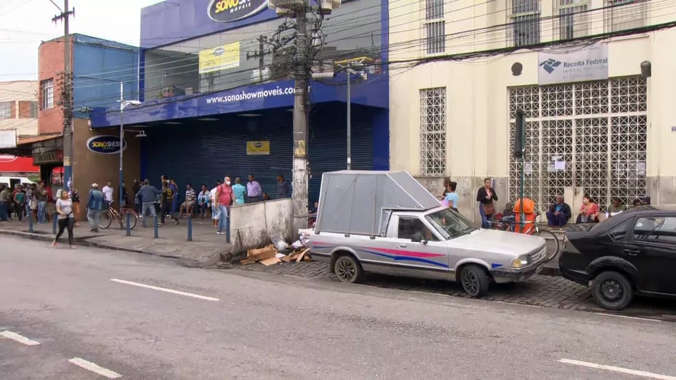 Fila às 7h35 desta quinta (9) no posto da Receita em Campo Grande, Zona Oeste do Rio — Foto: Reprodução/TV Globo Fila às 7h35 desta quinta (9) no posto da Receita em Campo Grande, Zona Oeste do Rio — Foto: Reprodução/TV Globo