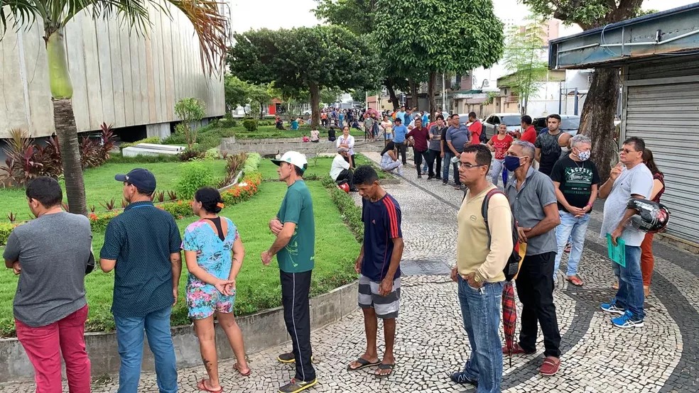 Pessoas ficam próximas umas às outras na fila e não mantêm o distanciamento recomendado pelos órgãos de saúde — Foto: Isaac Macedo Pessoas ficam próximas umas às outras na fila e não mantêm o distanciamento recomendado pelos órgãos de saúde — Foto: Isaac Macedo