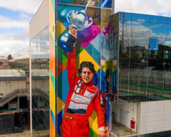 Mural imortaliza vitória de Senna