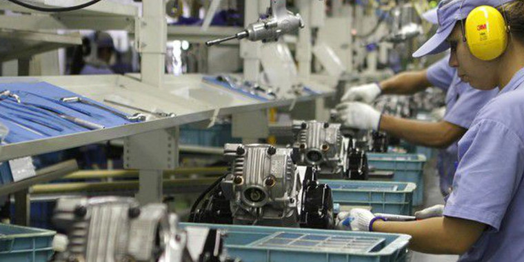 Produção industrial cai nos 15 locais pesquisados em março, diz IBGE