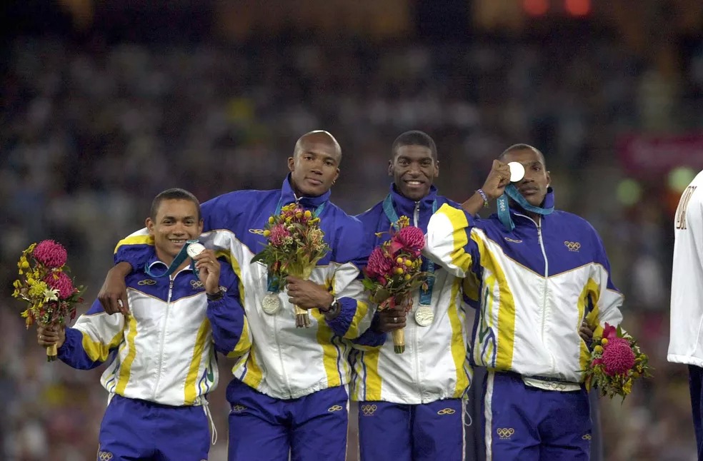 Vicente Lenílson, Edson Luciano, André Domingos e Claudinei Quirino no pódio em Sydney 2000 — Foto: J. F. DIORIO/ESTADÃO CONTEÚDO