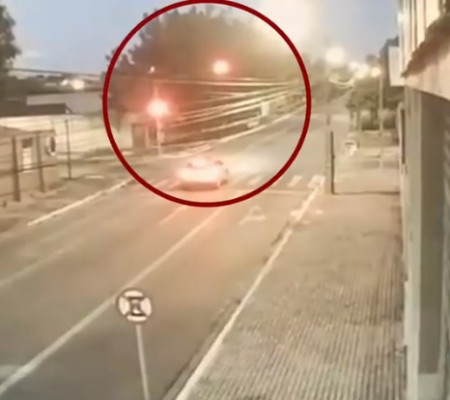 Vídeo mostra que motociclista morto em acidente invadiu sinal vermelho