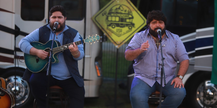 César Menotti e Fabiano apresentam clássicos da música sertaneja