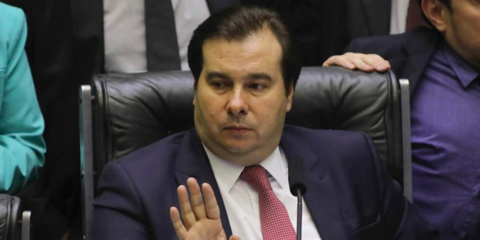 Maia diz que não dá para confiar no ministro da Educação