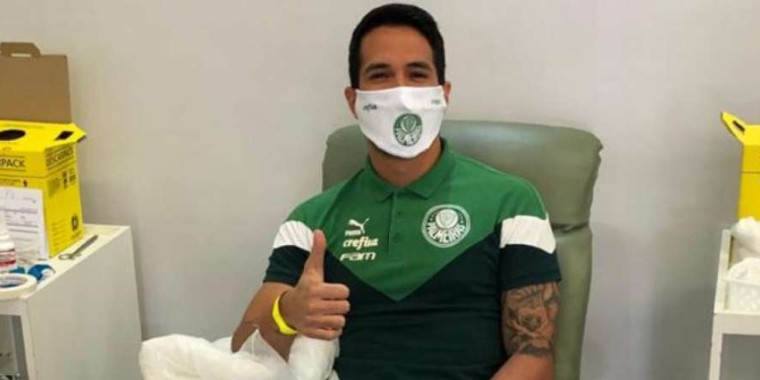 Zagueiro Luan faz doação de sangue no Allianz Parque durante pandemia