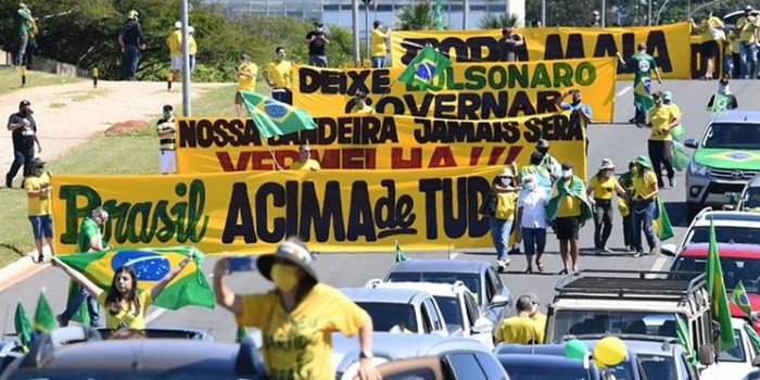 Manifestantes se aglomeram em frente ao Palácio do Planalto