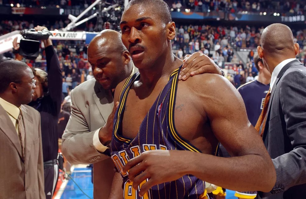 Ron Artest é retirado de quadra após iniciar briga generalizada em 2004 — Foto: Allen Einstein/Getty Images
