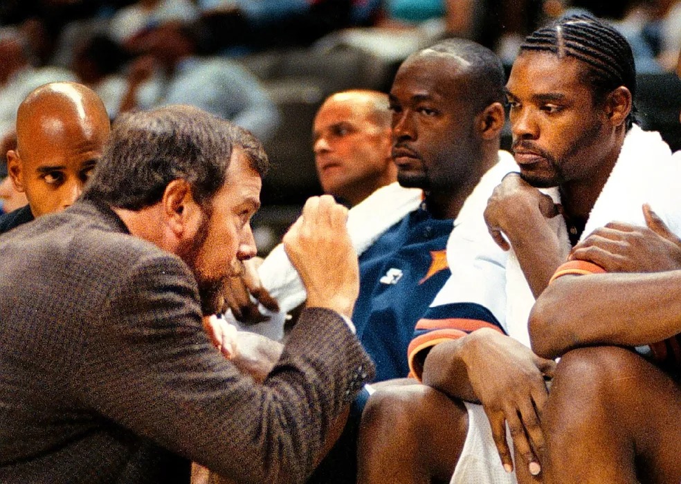 Latrell Sprewell ouve o técnico PJ Carlesimo — Foto: MediaNews Group/Getty Images