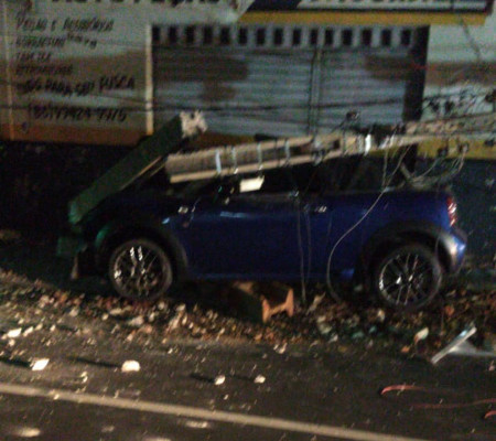 Empresário supostamente embriagado colide veículo de R$ 200 mil em poste