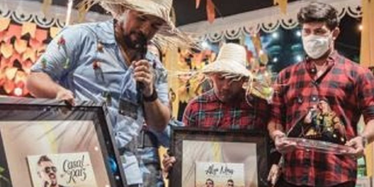 Xand Avião recebe prêmios de Platina, Platina Duplo e Diamante em live