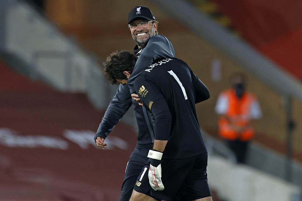 Técnico Jurden abraça o goleiro Alisson- Foto: Phil Noble/AFP