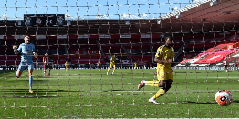 Goleiro rival “entrega o ouro”, e Arsenal vence