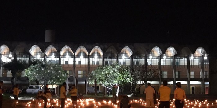 Empresários protestam com velas em frente à Assembleia Legislativa 