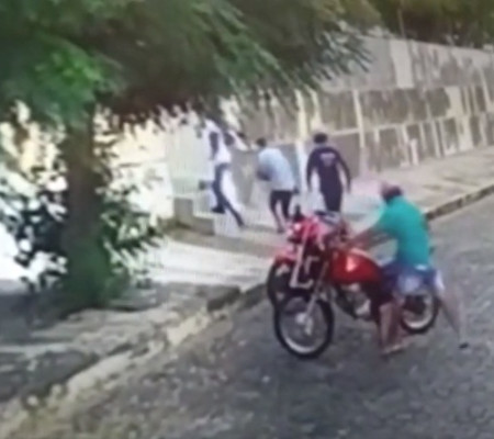 Bandidos invadem residência após casal sair para limpar calçada em Teresina