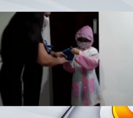Família faz roupa de "astronauta" para neta abraçar avô no dia do aniversário em Teresina