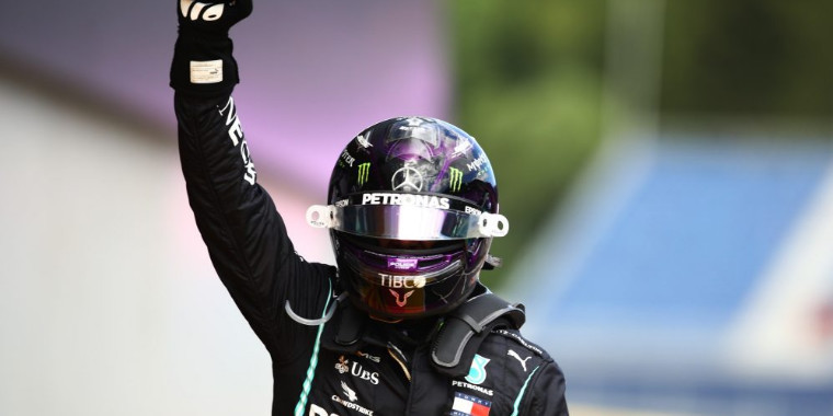 Hamilton conquista primeira vitória do ano