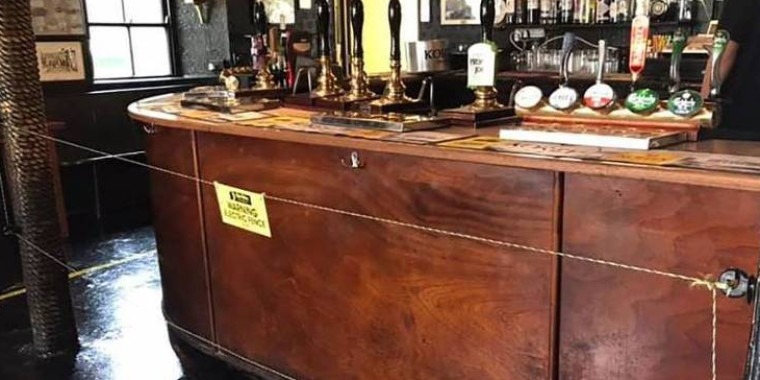 Bar instala cerca elétrica para manter distanciamento social