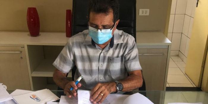 Prefeito Genival Bezerra assina ordens de serviços para construção de secretarias e ponte