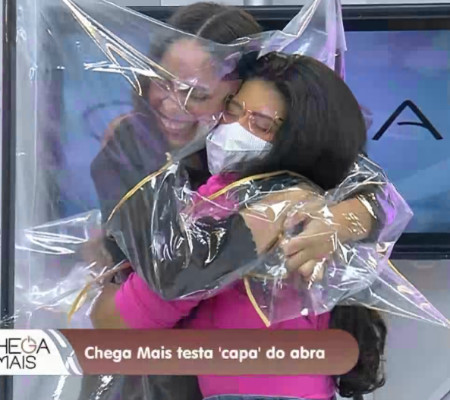 Chega Mais testa "capa" do abraço e momento emociona