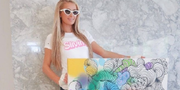 Paris Hilton se encanta por obra de artista brasileira